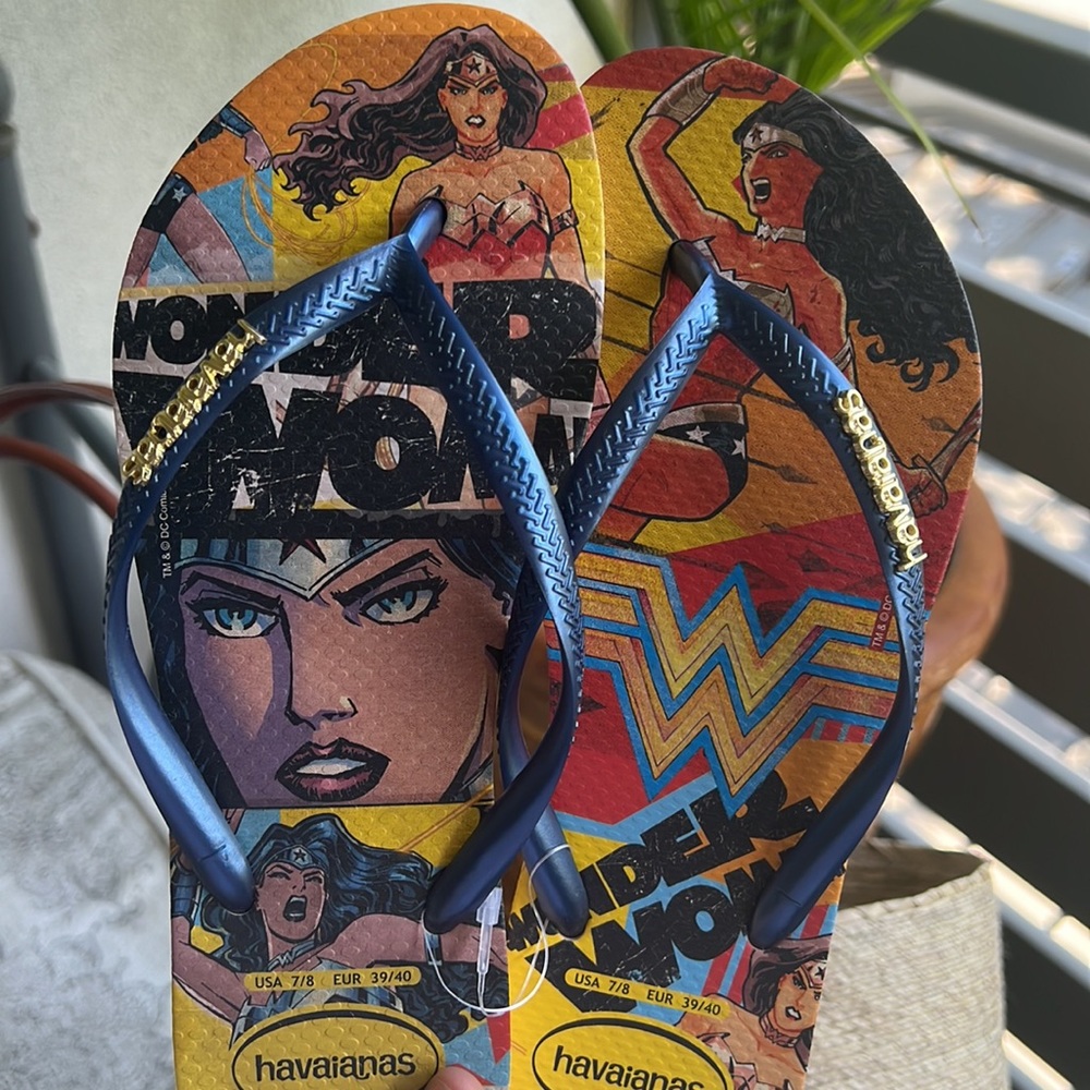 Wonder Woman havaianas flip flops NWT - Picture 2 of 5